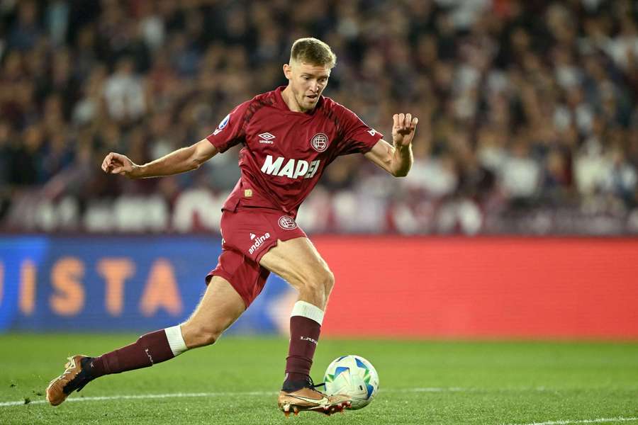 Rodrigo Castillo conduce el balón Rodrigo Castillo conduce el balón