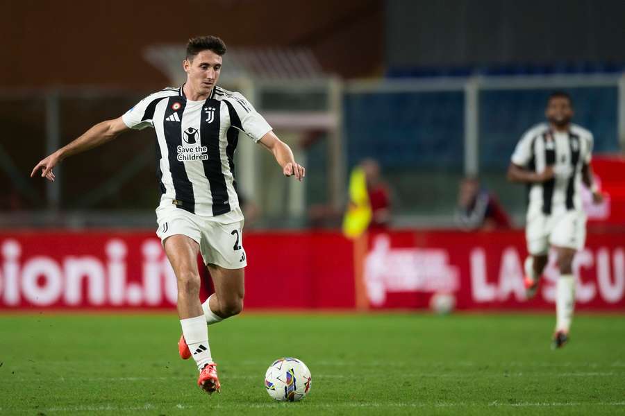 Juventus defender Cambiaso cools Man City, AC Milan rumours