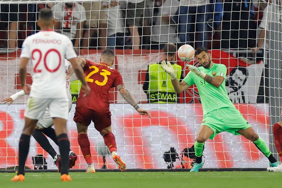 Mancini logró el empate para el Sevilla con un autogol.