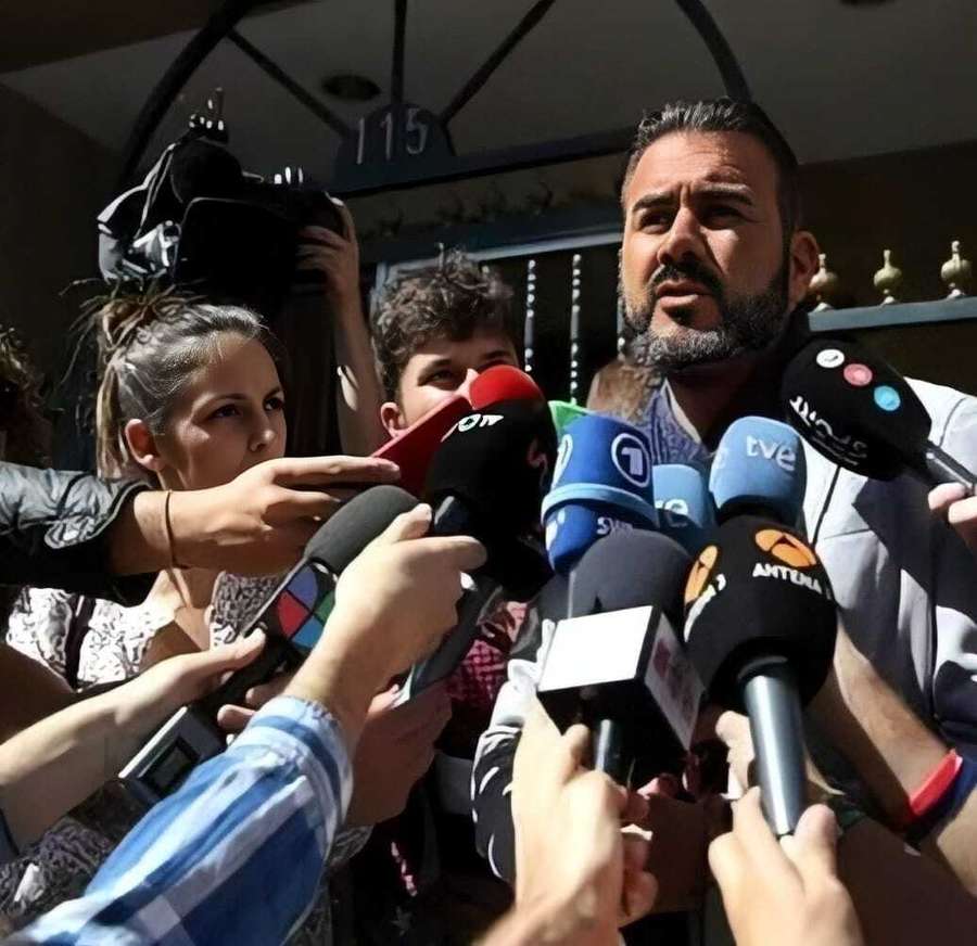 Miguel Galán, ante los medios