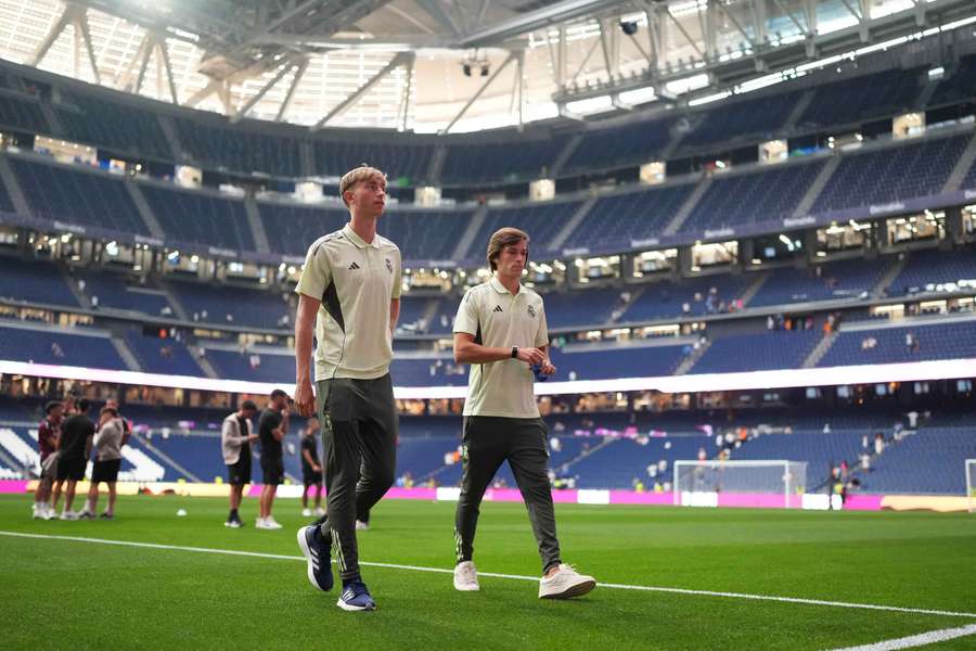 Huijsen y Carreras, en el Bernabéu