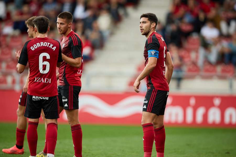 'Tachi', con el brazalete, durante un partido del Mirandés.