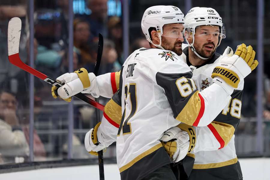 Mark Stone a Tomáš Hertl se radují z gólu na ledě Seattle Kraken. Mark Stone a Tomáš Hertl se radují z gólu na ledě Seattle Kraken.