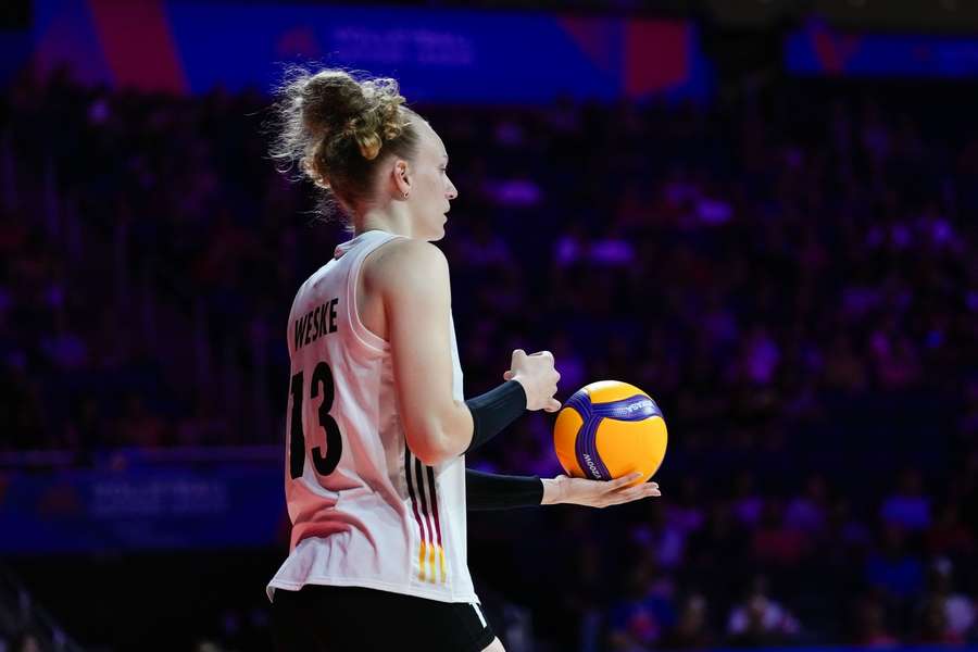 Emilia Weske beim Aufschlag Emilia Weske beim Aufschlag