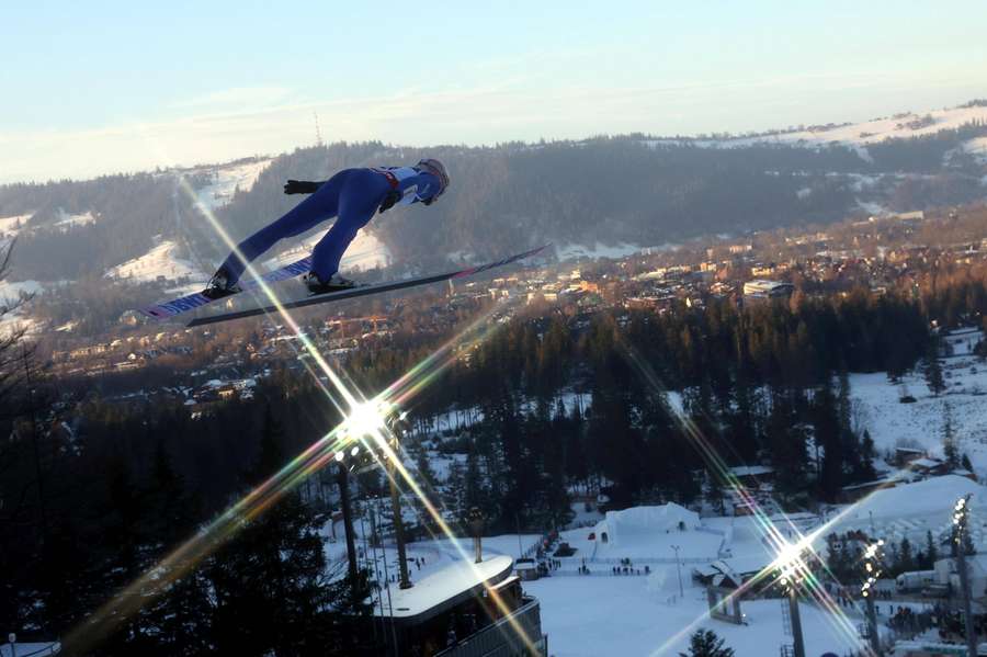 W sezonie 2024/25 zaplanowano 37 konkursów Pucharu Świata w skokach narciarskich