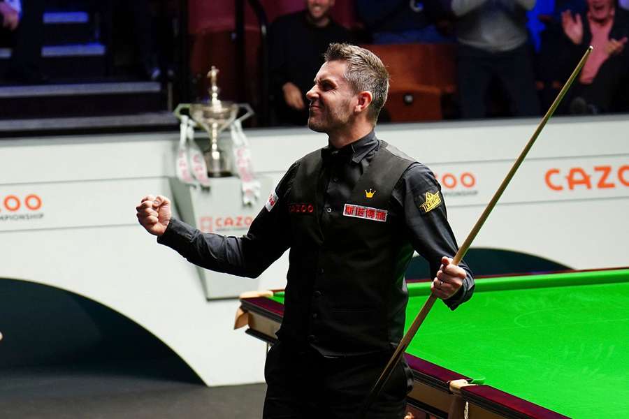 Mark Selby celebrates his achievement