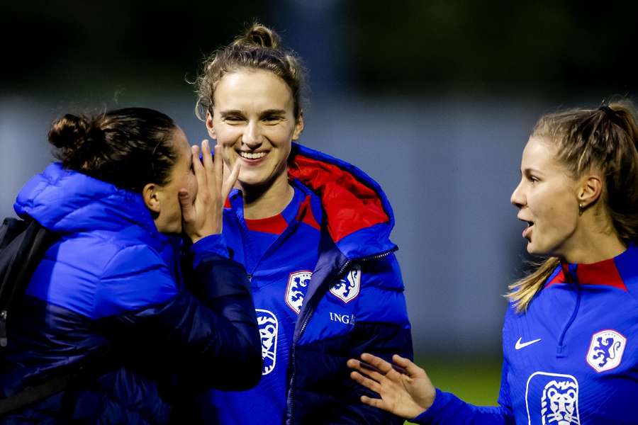 Miedema (midden) is terug bij de Oranje selectie, dat zich voorbereidt op het duel in de Nations League tegen Schotland