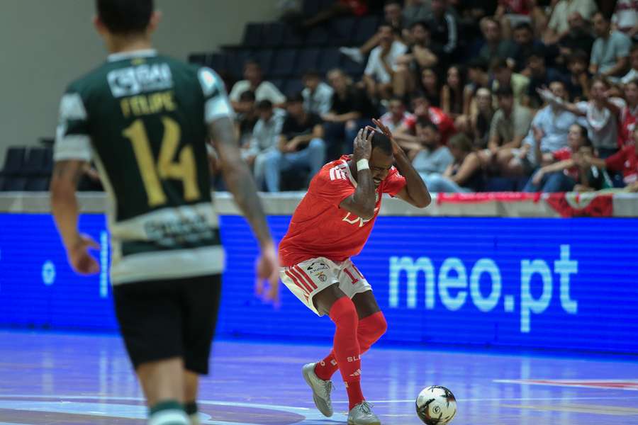 Benfica faz duro ataque à arbitragem Benfica faz duro ataque à arbitragem