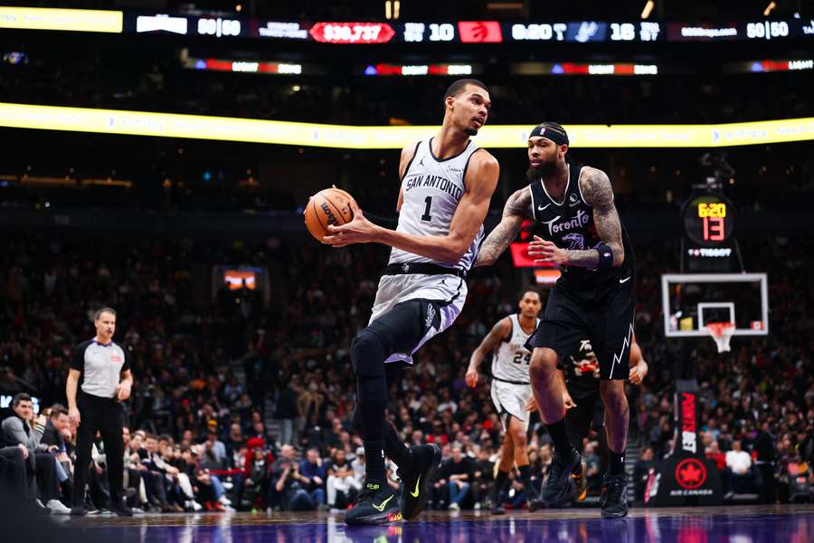 Victor Wembanyama en posesión Victor Wembanyama en posesión