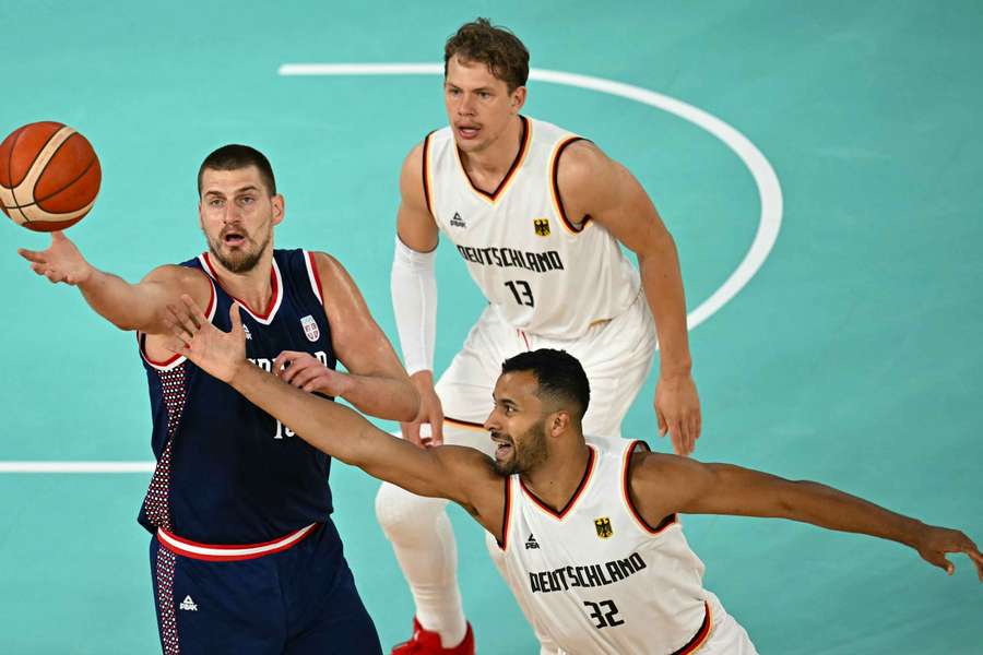 Nikola Jokic (l.) glänzte mit seinem fünften Triple-Double bei Olympischen Spielen