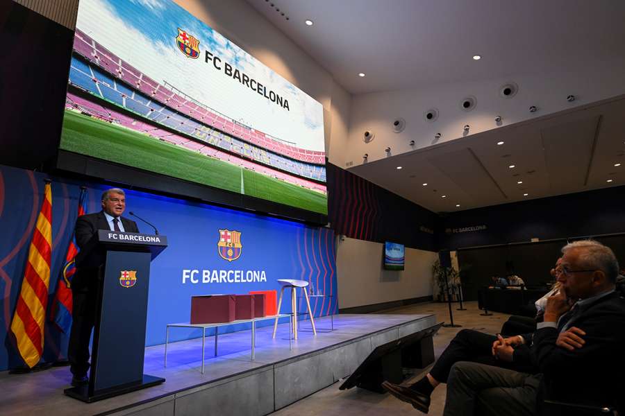 Der Stadionumbau ist das Vorzeigeprojekt von Barca-Präsident Laporta (li.)