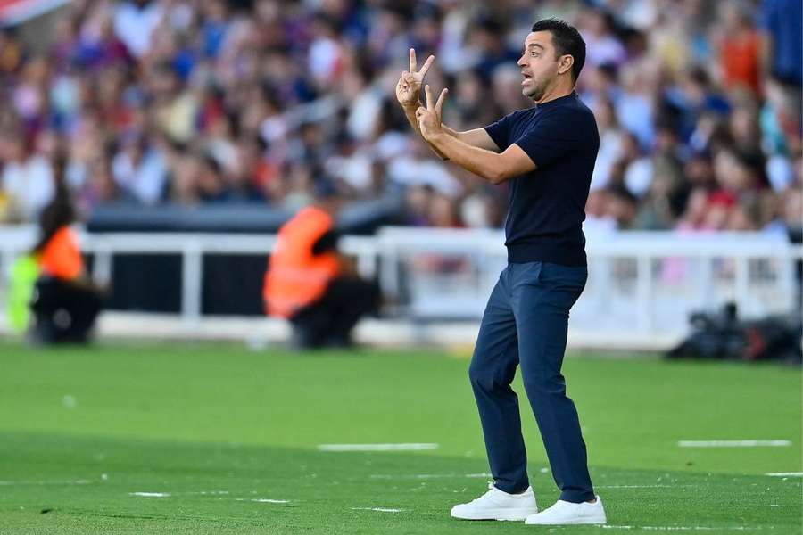 Xavi dá instruções durante o jogo Barcelona-Celta de Vigo.