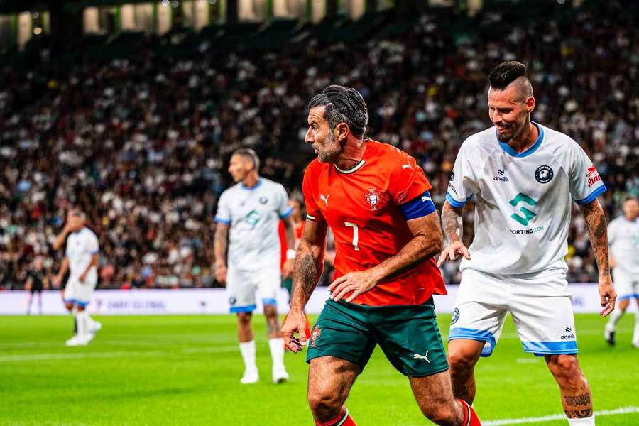 Figo a Hamšík v akcii.