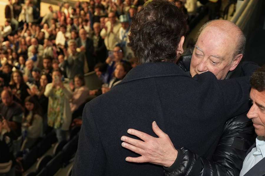 Pinto da Costa num abraço simbólico a André Villas-Boas