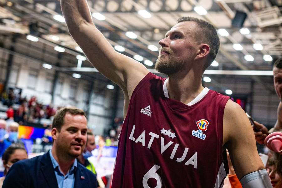 Kristaps Prozingis com a camisola da Letónia