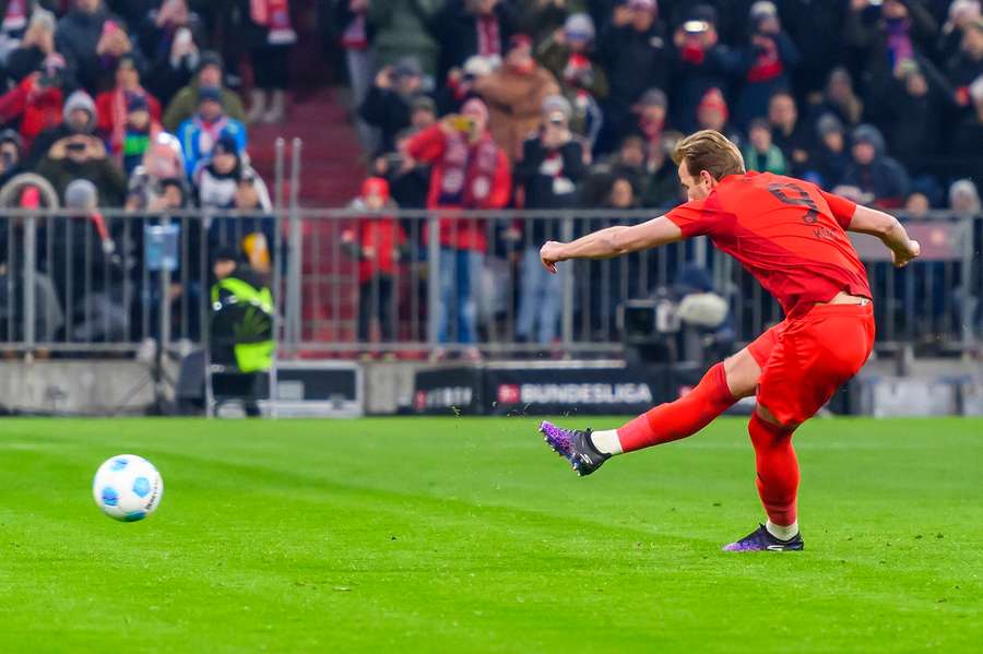 Kane scores from the spot Kane scores from the spot