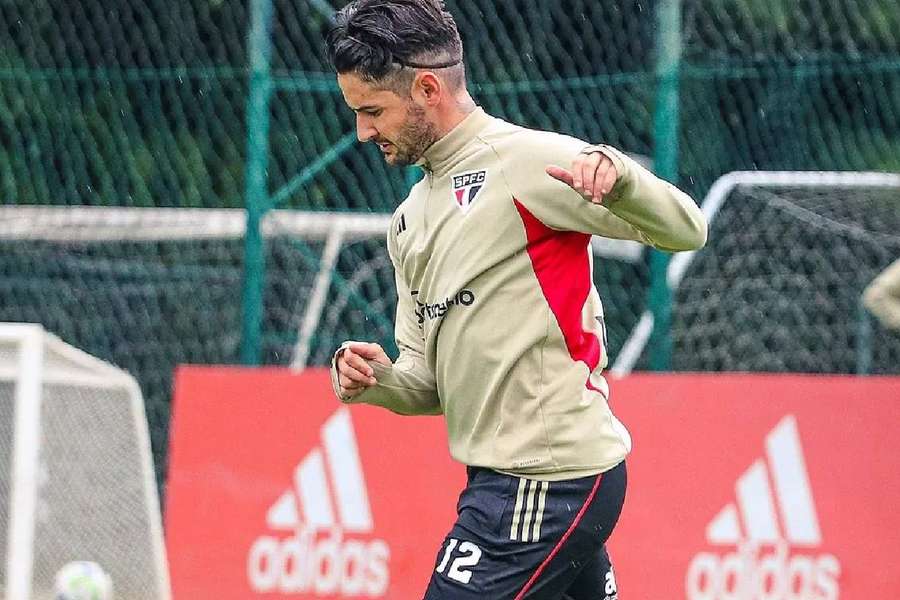 Alexandre Pato iniciou os trabalhos com bola no São Paulo em maio