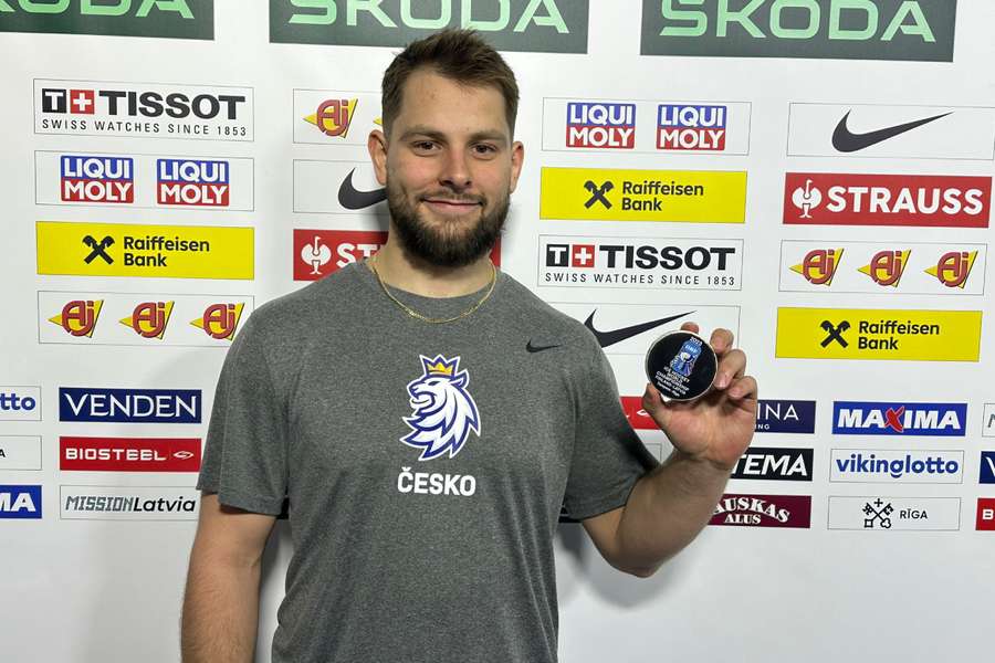 Jakub Zbořil dostal puk, s nímž vstřelil první gól za národní tým, na památku.