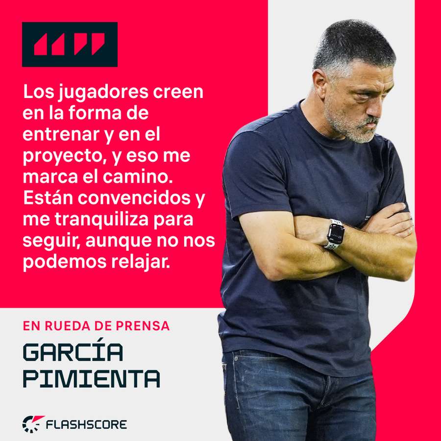 García Pimienta habla ante los medios.