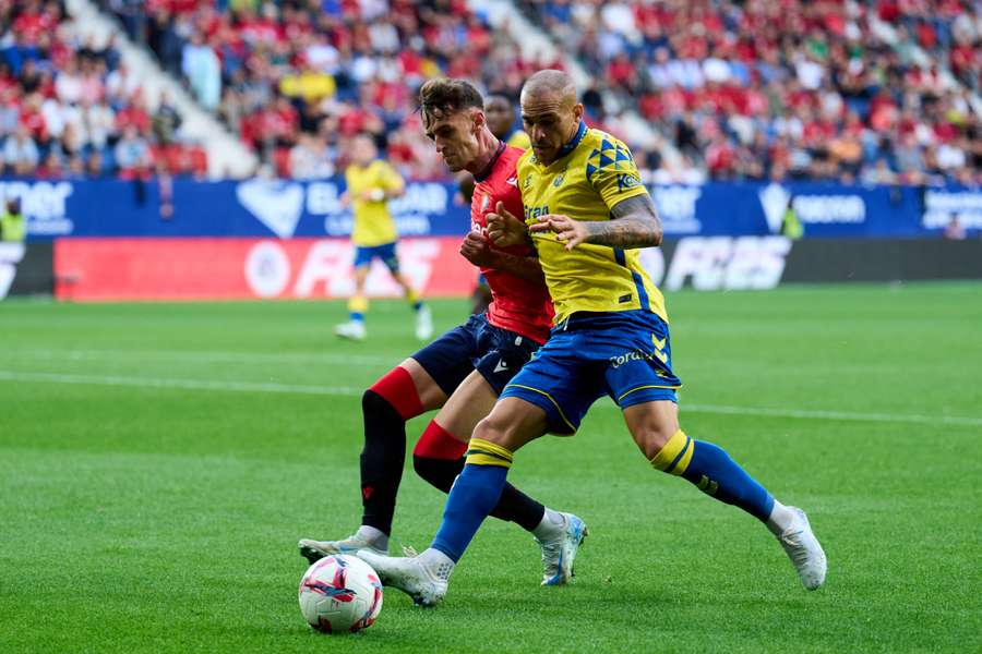 Aimar pugna por la posesión con Sandro.