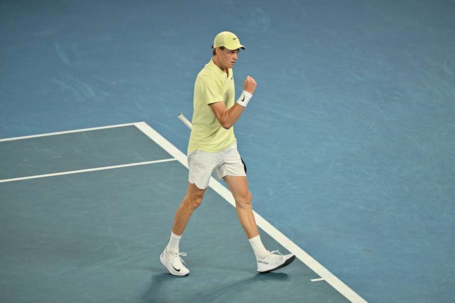 Jannik Sinner esulta durante il match contro Alex de Minaur