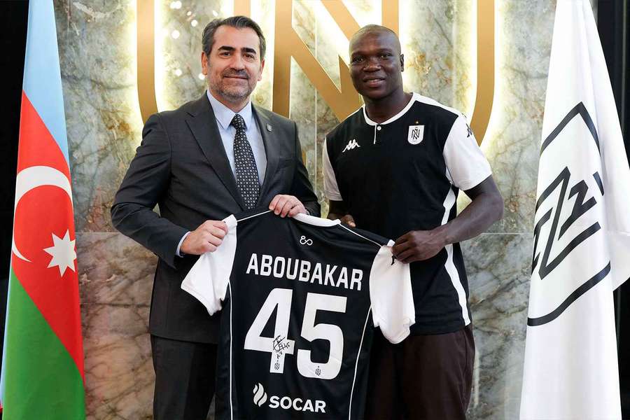 Aboubakar apresentado com a camisola 45 do Neftchi Aboubakar apresentado com a camisola 45 do Neftchi