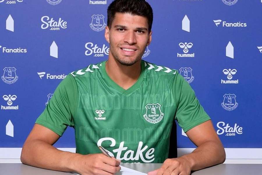 João Virgínia na assinatura do novo contrato