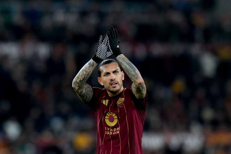 Leandro Paredes en un partido con la Roma.
