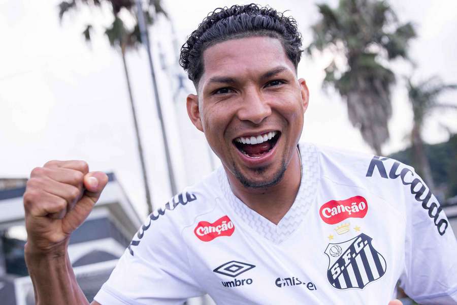 Santos anuncia chegada do atacante Rony, do Atlético-MG Santos anuncia chegada do atacante Rony, do Atlético-MG