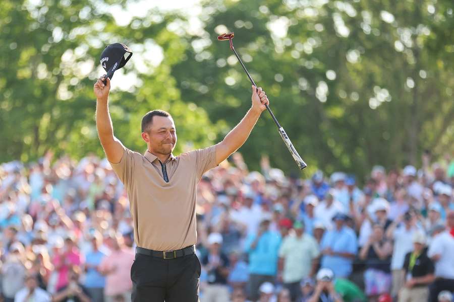 Xander Schauffele jubler efter sin sejr.