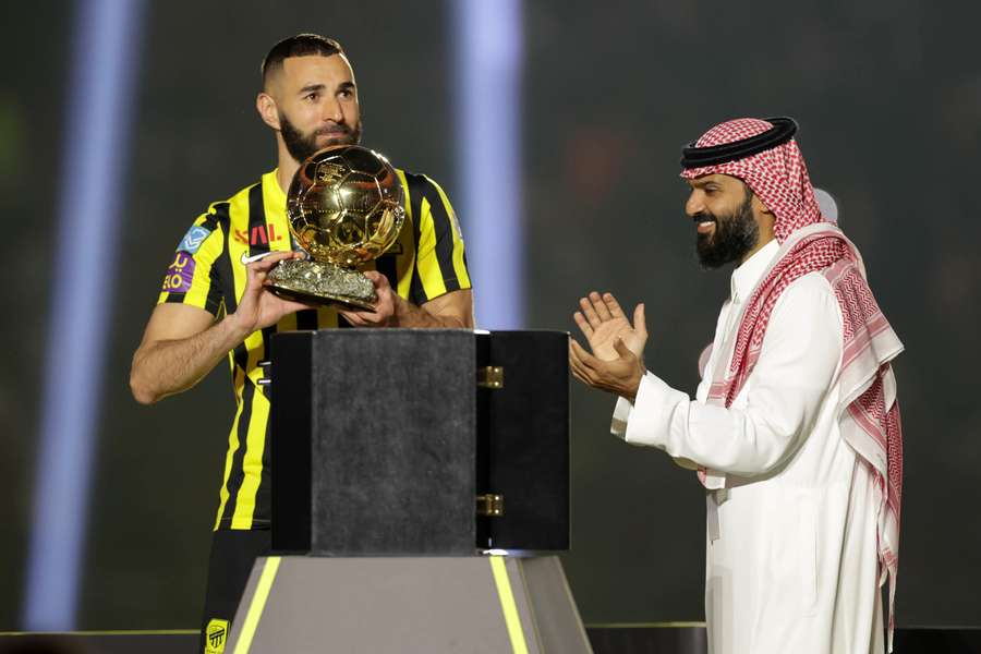 Benzema esteve acompanhado do prêmio da Bola de Ouro Benzema esteve acompanhado do prêmio da Bola de Ouro
