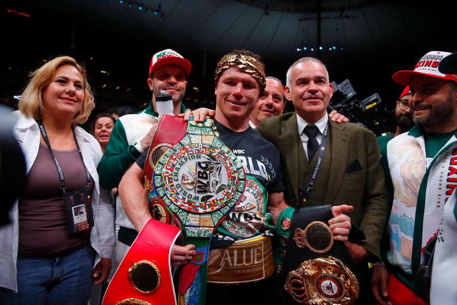 Saul "Canelo" Alvarez obronił mistrzowskie pasy WBC, WBA, IBF, WBO i The Ring w wadze super średniej.