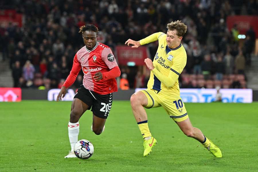 Kamaldeen Sulemana de la Southampton în duel cu Mads Frokjaer-Jensen de la Preston North End
