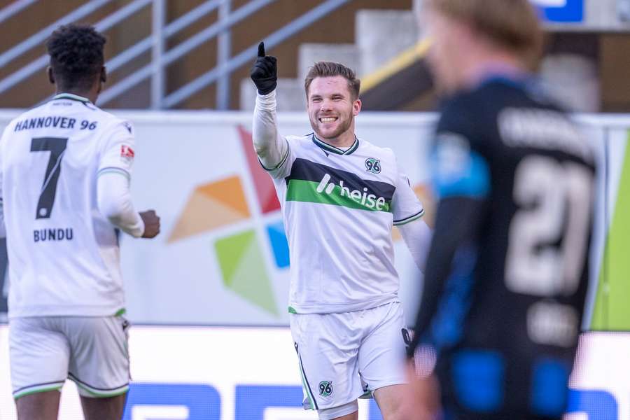 Hannovers Torjäger Benjamin Källman (M.) hat einen Doppelpack erzielt