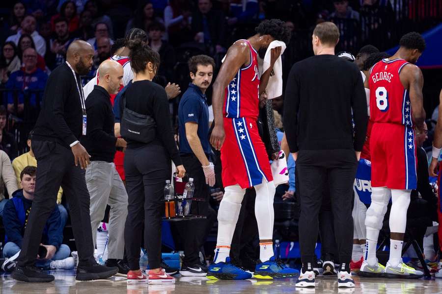Embiid z Philadelphie utrpěl zlomeninu kosti v dutině lebeční.