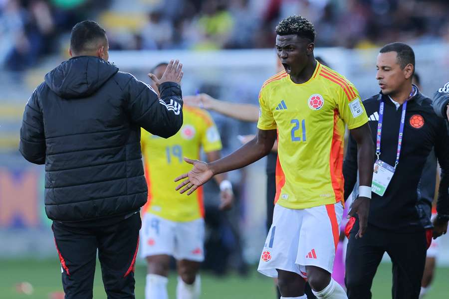 Neiser Villarreal celebra sus dos goles ante Sudáfrica