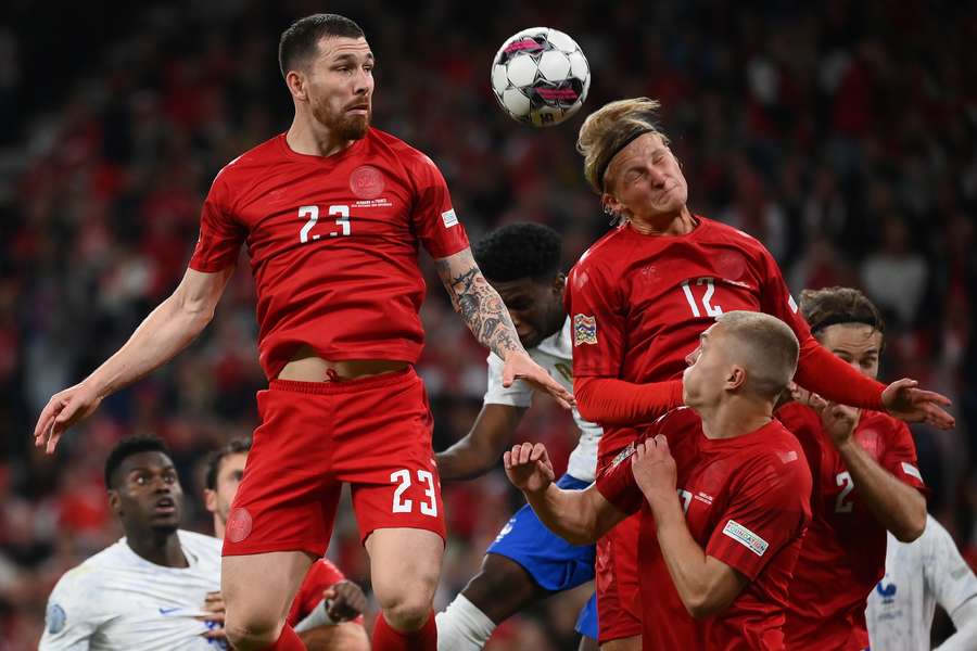 Hummel oculta su logo en la camiseta de Dinamarca durante el Mundial de fútbol en Catar