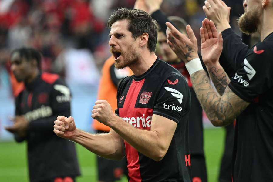 Spelers van Leverkusen vieren de overwinning