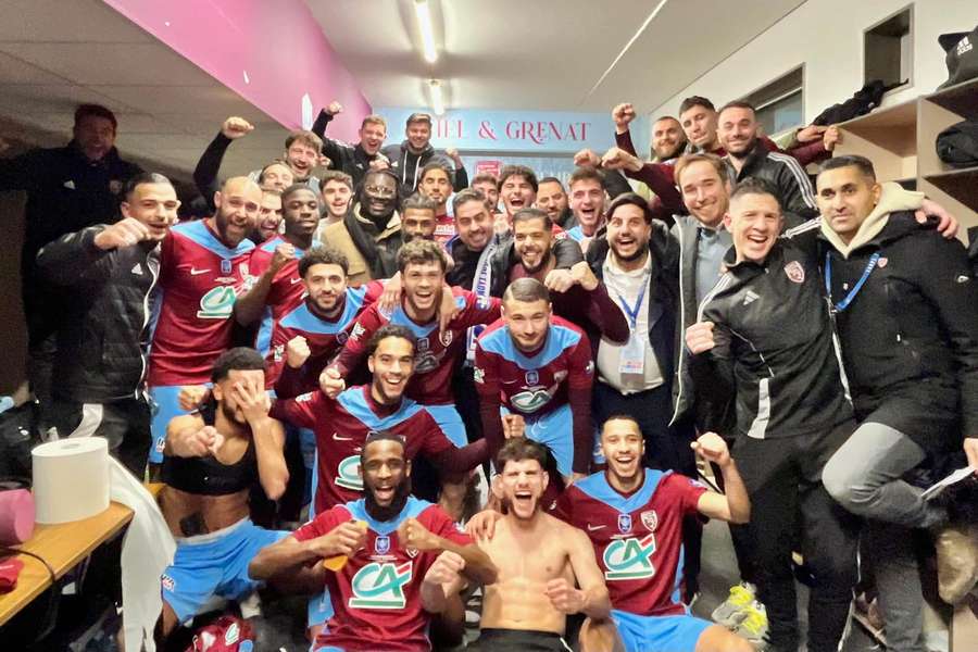 Jogadores do Bourgoin Jallieu celebram classificação histórica 
