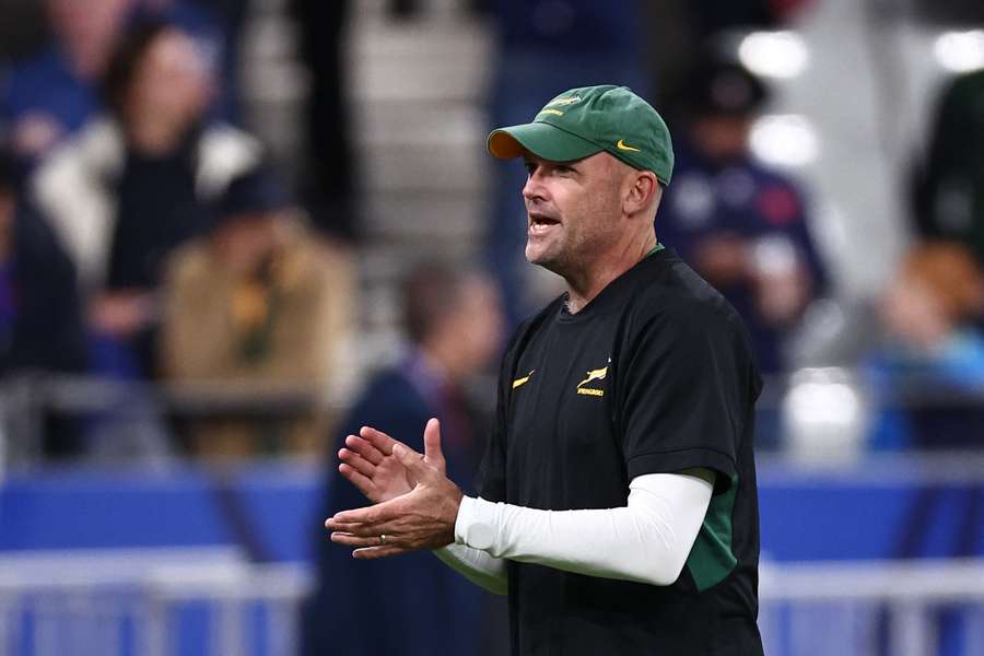 Jacques Nienaber watches on as South Africa warm up