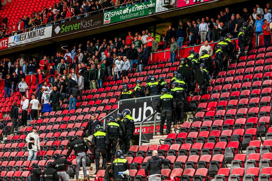 ME op de tribunes van de Grolsch Veste