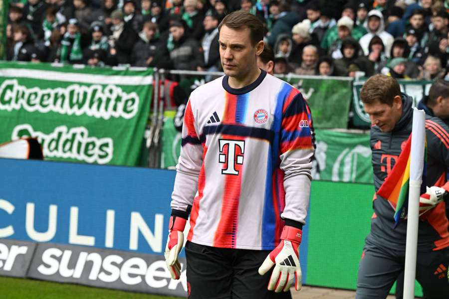 Manuel Neuer fällt Manuel Neuer fällt