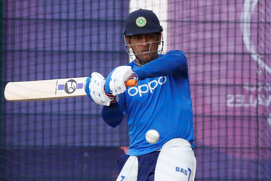 Dhoni hampered by knee injury, says Fleming