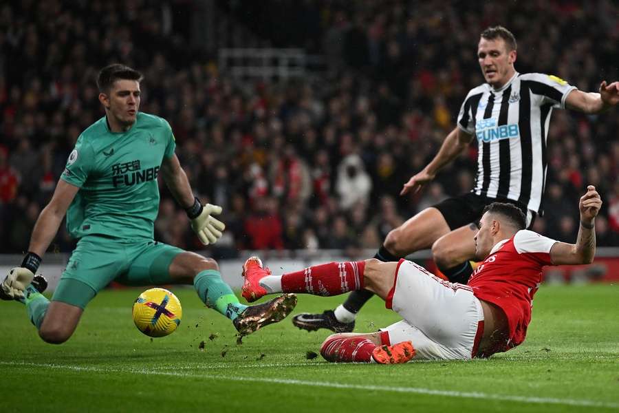 Nick Pope, aqui diante de Xhaka, foi muralha intransponível