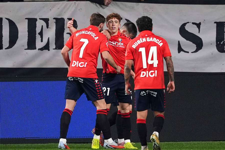 Víctor, felicitado por Moncayola y Rubén García tras marcar el primer tanto de Osasuna Víctor, felicitado por Moncayola y Rubén García tras marcar el primer tanto de Osasuna