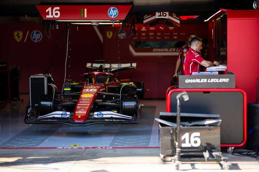 A garagem de Charles Leclerc em Imola na quinta-feira