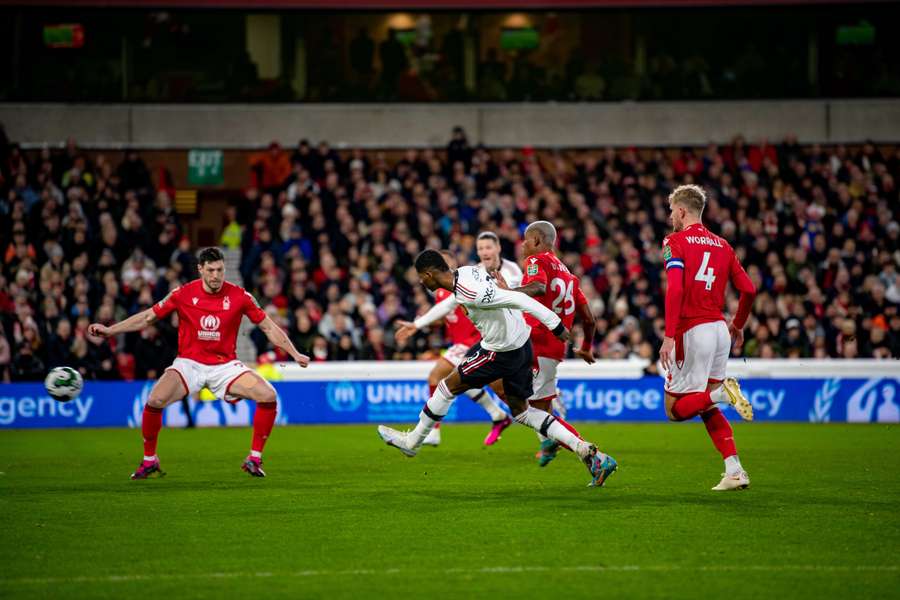 Rashford chuta para abrir o placar contra o Forest