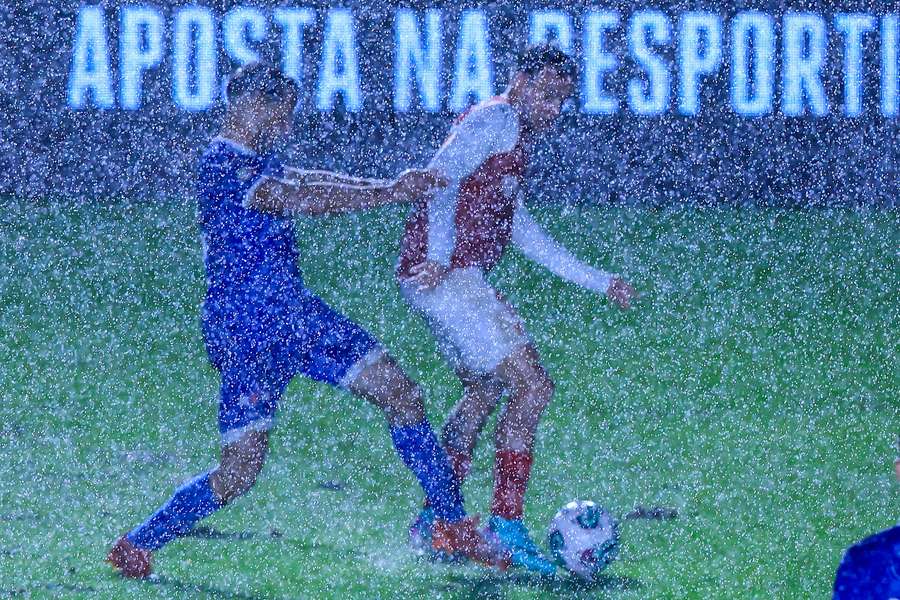 Partida foi disputado debaixo de uma intempérie Partida foi disputado debaixo de uma intempérie