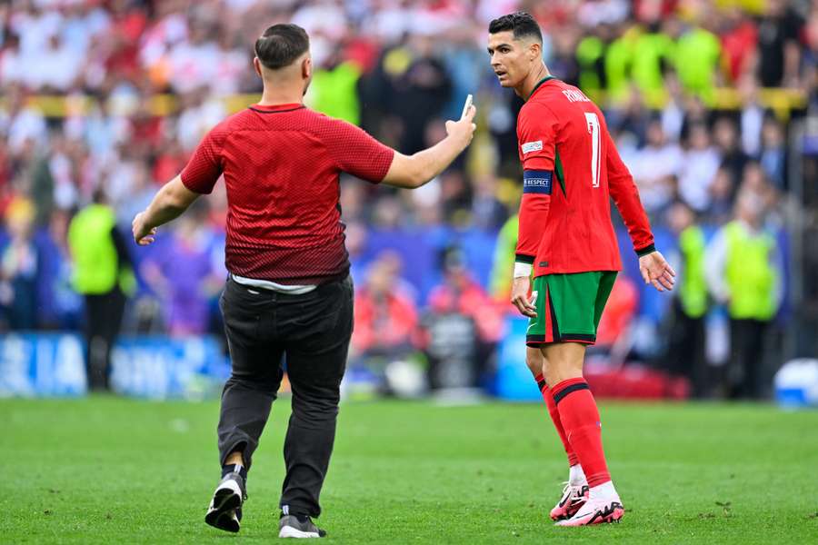 Un tifoso invade il campo e chiede un selfie a Ronaldo