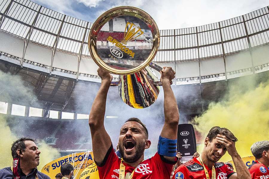 Time titular do Fla tem 106 taças a mais que corintianos